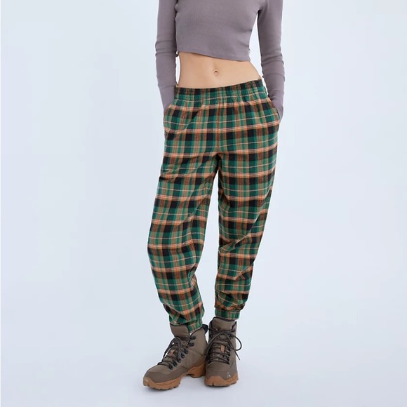 Aritzia Pants - NWT Aritzia TNA Riley Pant in Alana Black Hunter Plaid size XXS